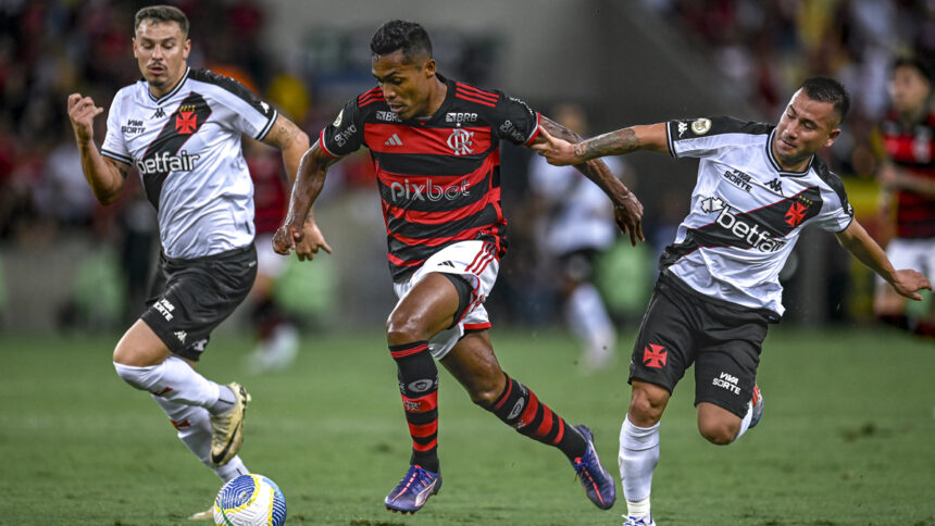 Alex Sandro em ação em jogo contra o Vasco no Maracanã