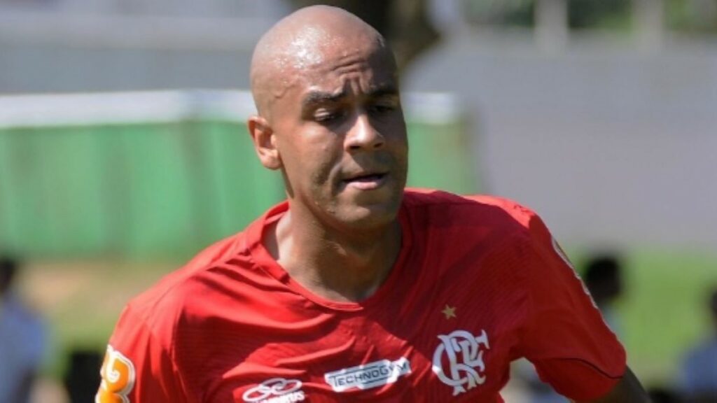 Lembra dele? Ex-zagueiro do Flamengo abandona time de Minas Gerais após estreia