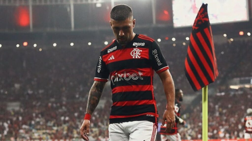 PREOCUPANTE | Arrascaeta sente dores, pede para sair e será reavaliado por DM do Flamengo