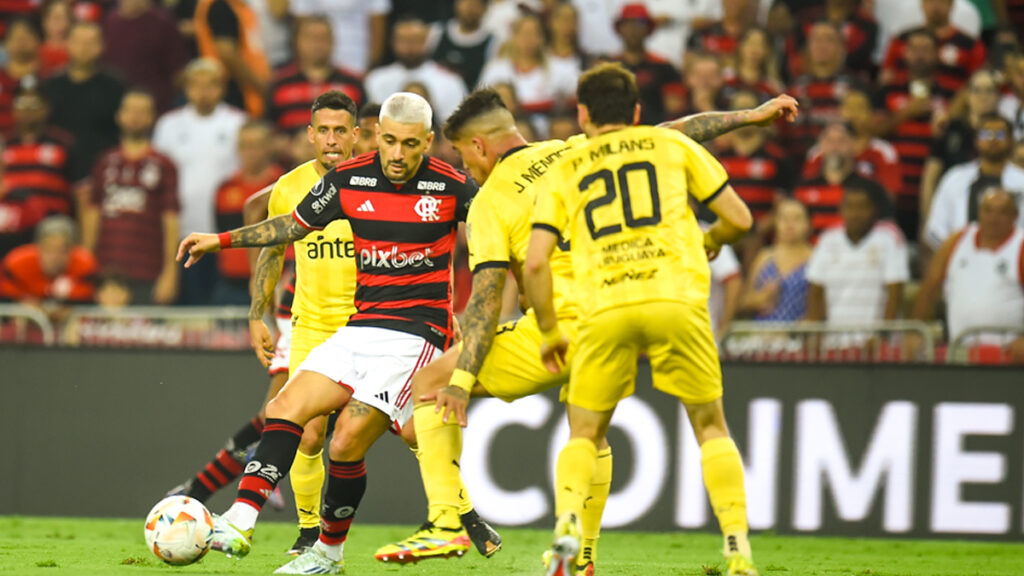 Jornal uruguaio provoca Flamengo após vitória do Peñarol: “A convicção venceu os milhões de dólares”