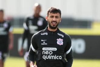 Camacho, Cria do Flamengo, em treino pelo Corinthians