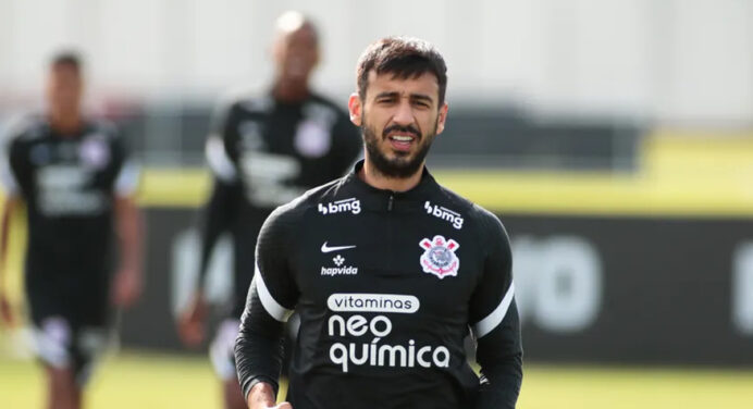 Meia exalta título conquistado no Flamengo, mas valoriza passagem pelo Corinthians: “Principal clube da minha carreira”