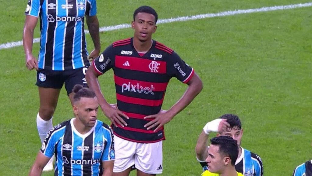 Grêmio emite nota oficial e desmente caso de injúria racial contra Carlinhos em jogo do Flamengo no Brasileirão