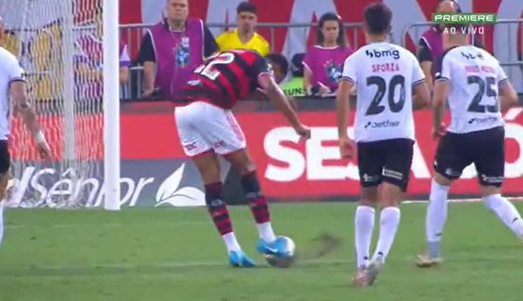 Carlinhos passa em branco, desperdiça chances e vira alvo de críticas de torcedores do Flamengo