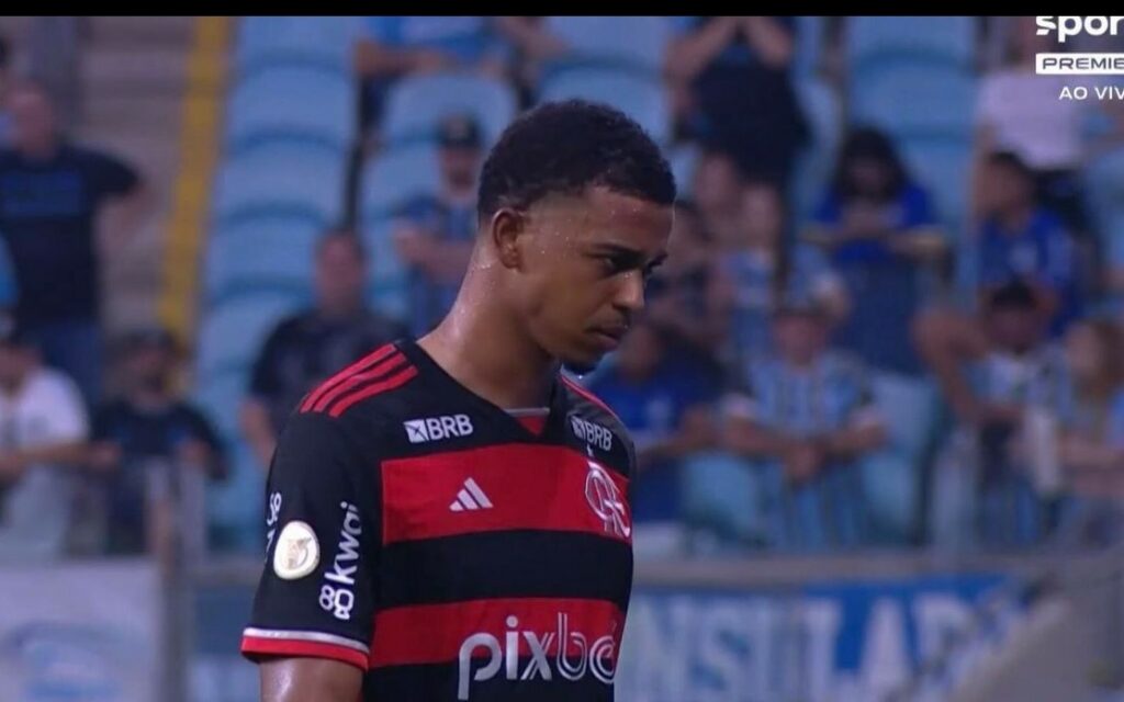 INADMISSÍVEL! Atacante do Flamengo, Carlinhos sofre racismo em jogo contra o Grêmio, pelo Brasileirão