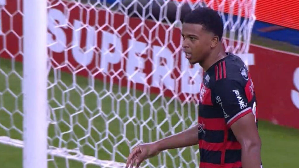 Carlinhos perdeu grande chance em jogo do Flamengo contra o Grêmio