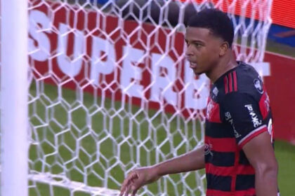 Carlinhos perdeu grande chance em jogo do Flamengo contra o Grêmio