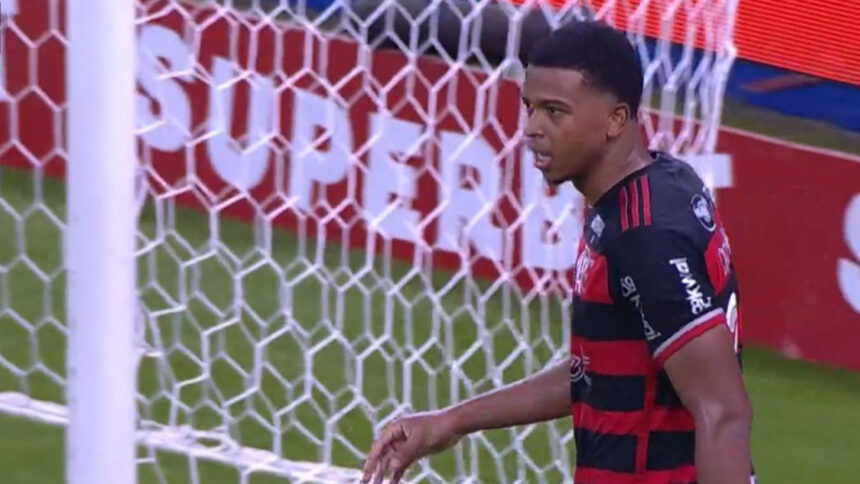 Carlinhos perdeu grande chance em jogo do Flamengo contra o Grêmio