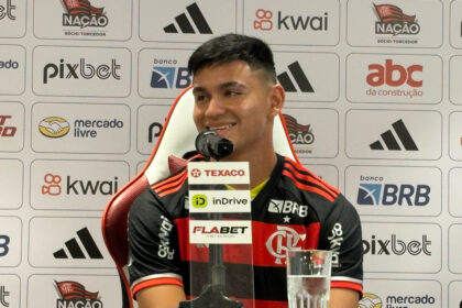 Alcaraz durante coletiva de apresentação