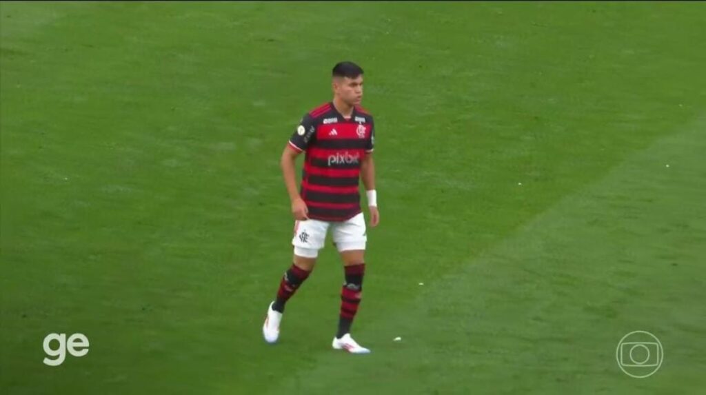 Alcaraz estreia pelo Flamengo com expulsão em jogo contra o Corinthians