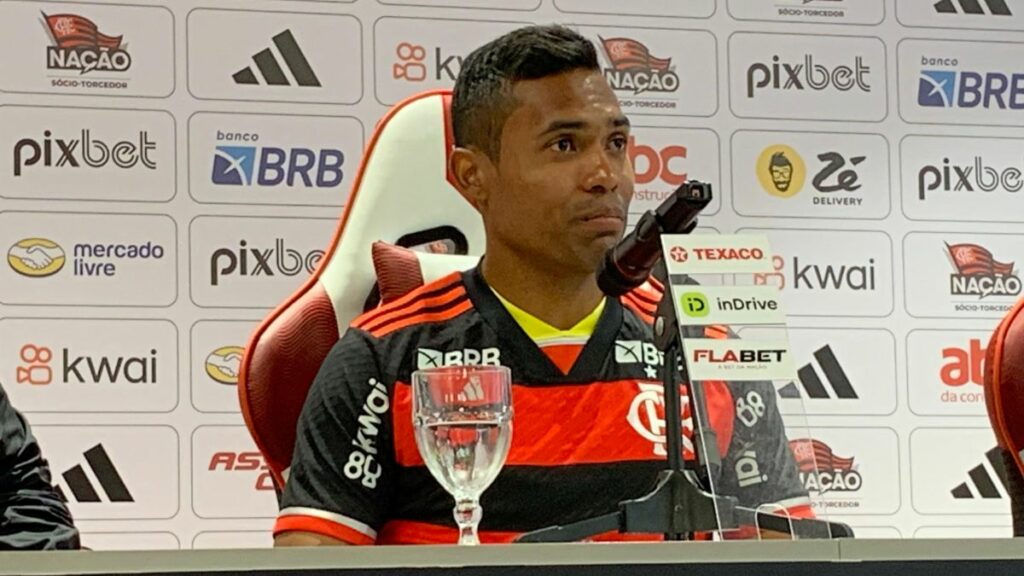 Alex Sandro durante coletiva de apresentação