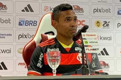 Alex Sandro durante coletiva de apresentação