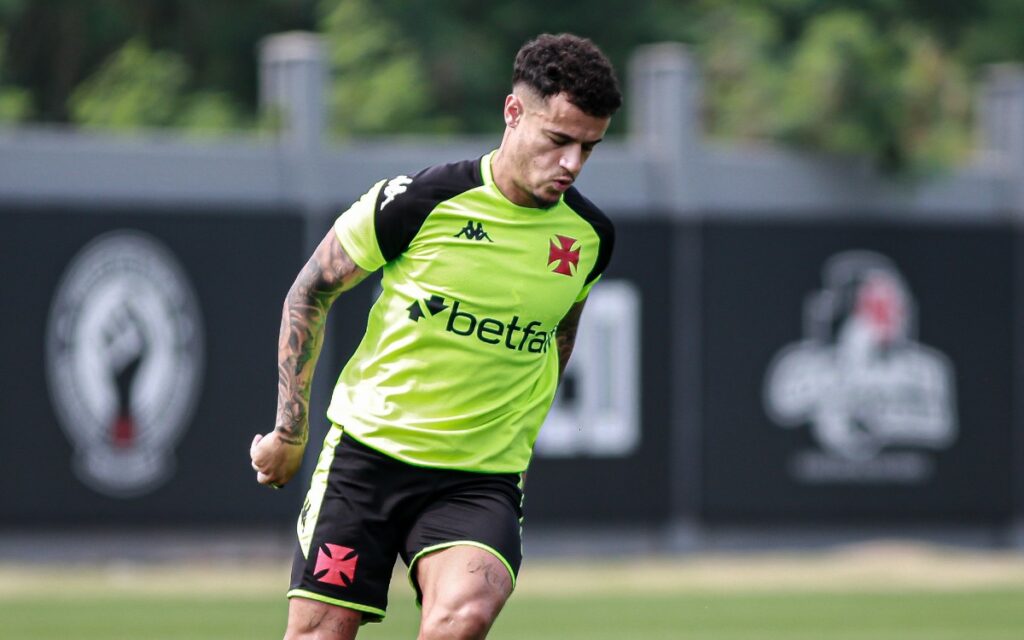 Reforço de Coutinho e desfalque na zaga: veja o time do Vasco para jogo contra o Flamengo