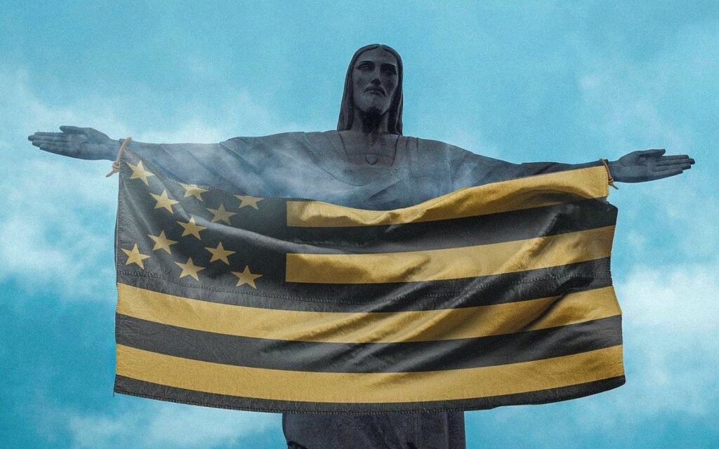 Cantando vitória? Peñarol posta foto de Cristo Redentor com bandeira do clube antes de jogo contra o Flamengo