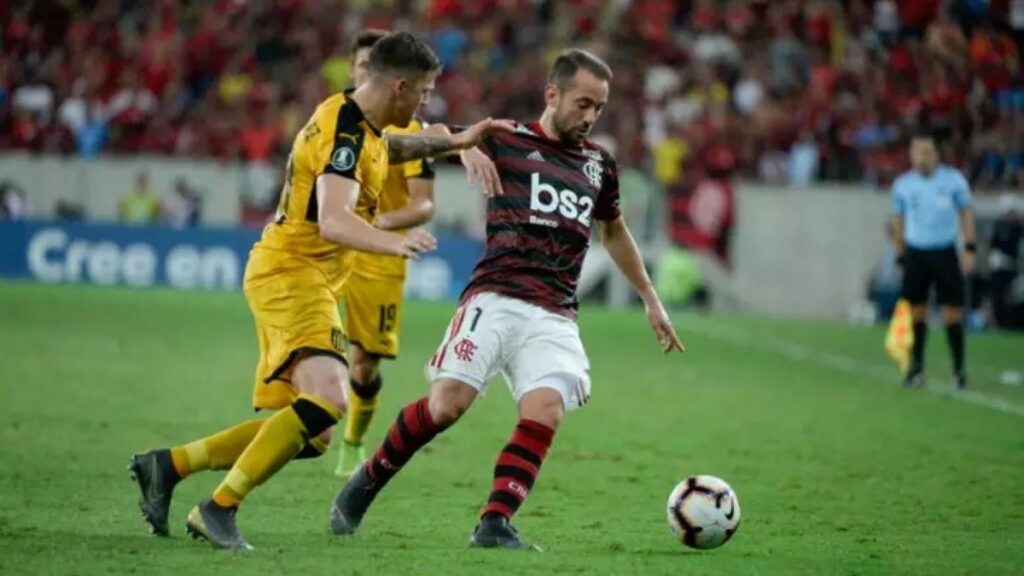 Ex-técnico do Peñarol diz saber o segredo para vencer o Flamengo na Libertadores