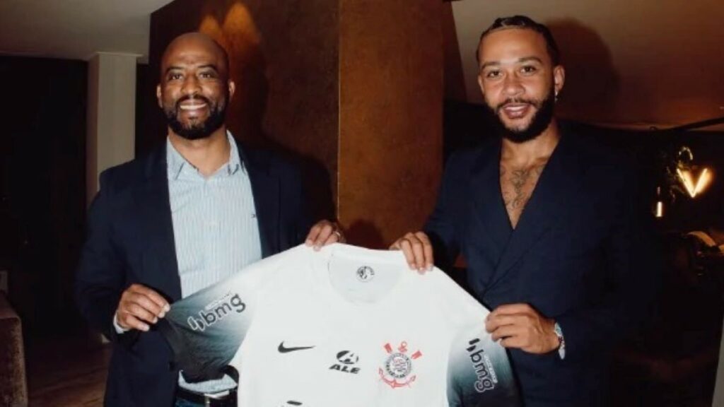 Possível rival do Fla, Corinthians não consegue inscrever Depay na Copa do Brasil