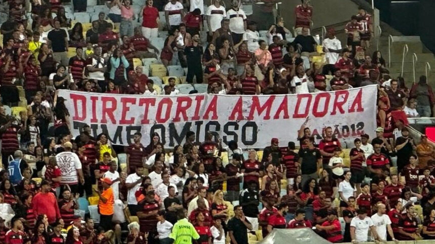 Torcedores do Flamengo protestam contra diretoria no Maracanã