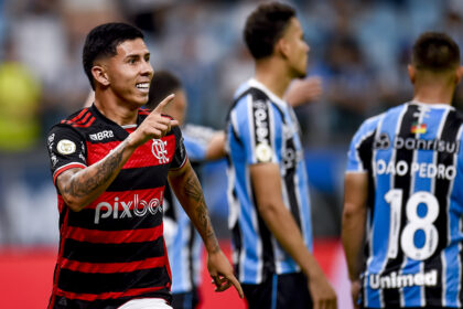 Felipe Teresa comemora gol do Flamengo contra o Grêmio no Brasileirão