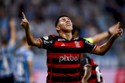 Felipe Teresa comemora gol pelo Flamengo contra o Grêmio no Brasileirão