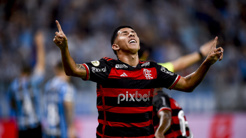 Felipe Teresa comemora gol pelo Flamengo contra o Grêmio no Brasileirão