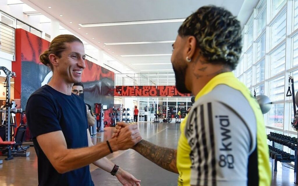 Abraço de Gabigol e ‘resenha’ com David Luiz: veja bastidores da chegada de Filipe Luís como técnico do Flamengo