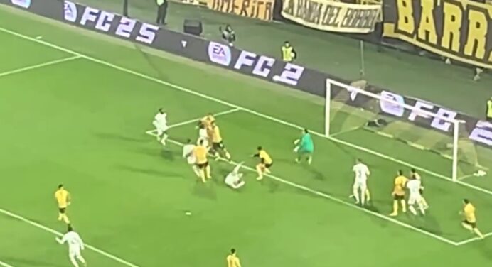 VERGONHA! Léo Pereira sofre soco na cabeça, mas juiz e VAR ignoram pênalti para o Flamengo