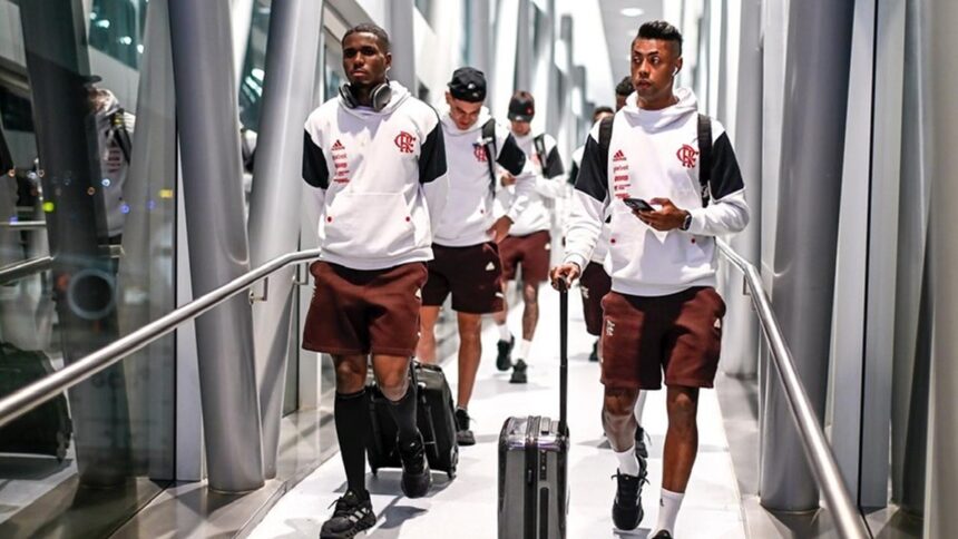 Flamengo desembarca em Montevidéu para jogo contra o Peñarol, pela Libertadores