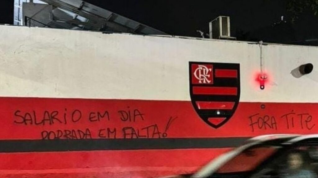 Torcedores do Flamengo picham muro da Gávea e protestam após derrota no Brasileirão: “Fora Tite”