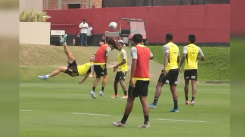 Léo Ortiz marca golaço de bicicleta em treino do Flamengo; veja vídeo