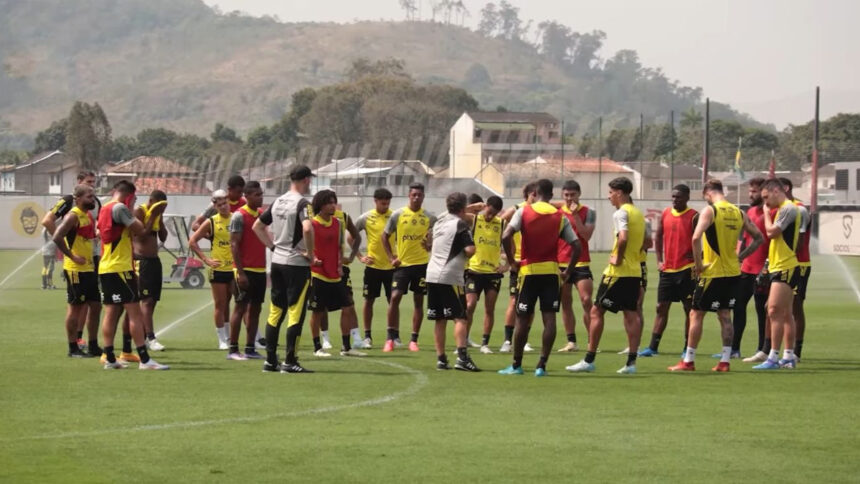 Pulgar e Varela desfalcam último treino antes de Flamengo x Bahia; Fabrício Bruno e Gerson vão para jogo