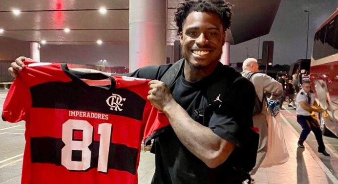 Jogador do Philadelphia Eagles, da NFL, posta foto com a camisa do Flamengo