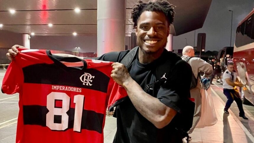 Jogador do Philadelphia Eagles, da NFL, posta foto com a camisa do Flamengo