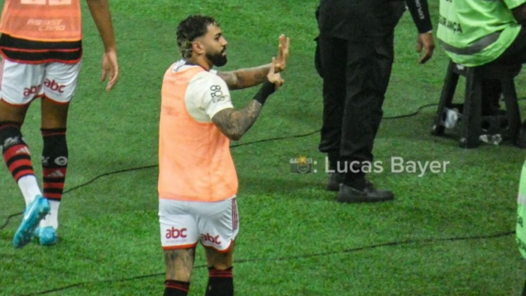 Gabigol provoca torcedores do Vasco no Maracanã e relembra goleada por 6 a 1