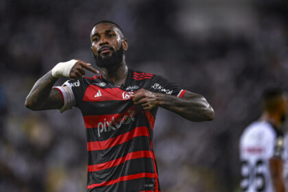 Gerson comemora gol pelo Flamengo no Maracanã