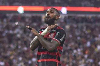 Gerson comemora gol pelo Flamengo no Maracanã