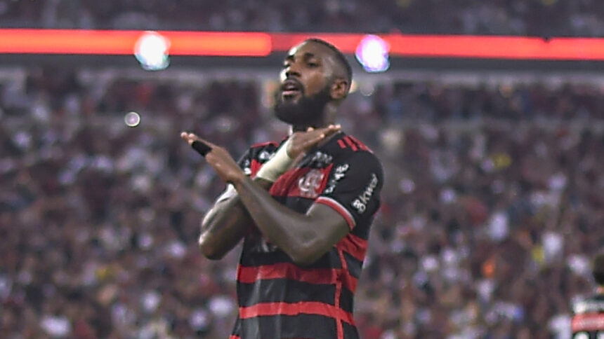 Gerson comemora gol pelo Flamengo no Maracanã