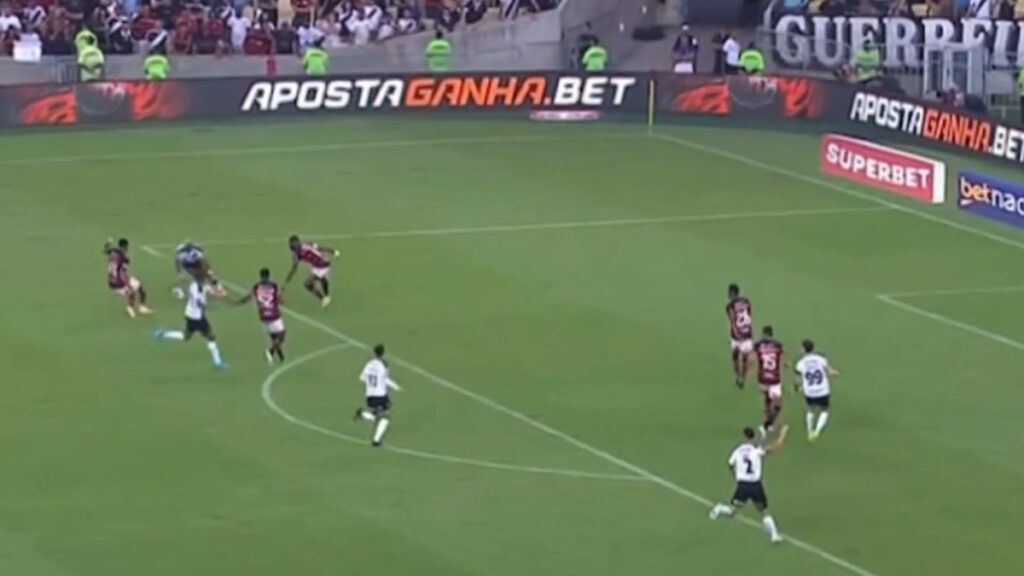 Zaga do Flamengo vira alvo de críticas dos torcedores após gol do Vasco