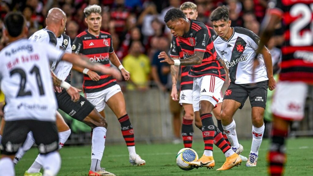 Plata faz promessa e se encanta com primeiro jogo pelo Flamengo no Maracanã