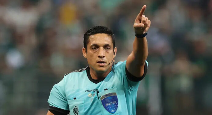 Conmebol define árbitro de Flamengo x Peñarol, pela Libertadores; juiz teve polêmica recente com Vini Jr