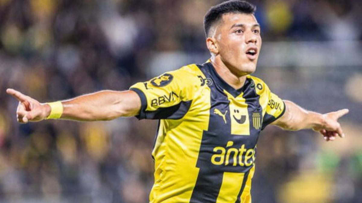 Jogador do Peñarol comemorando