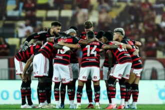 Jogadores do Flamengo se abraçando