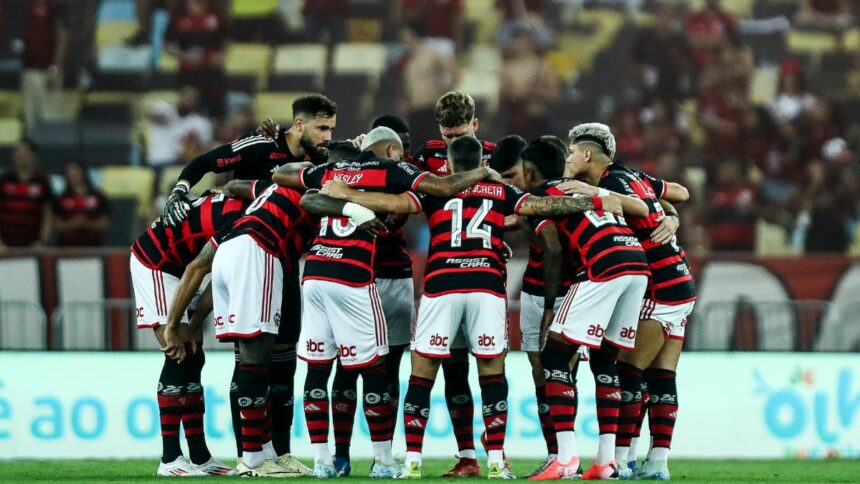 Jogadores do Flamengo se abraçando