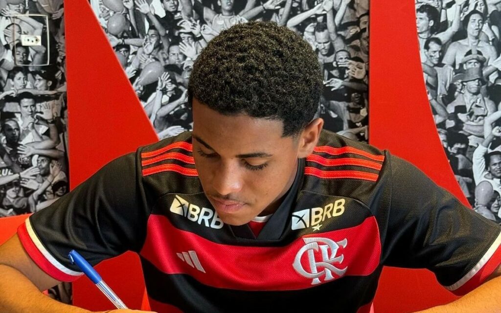 Flamengo se antecipa e aumenta multa rescisória milionária de joia da base