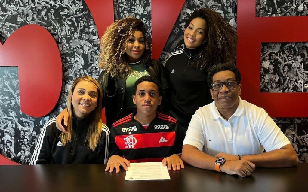 Multa de mais de R$ 400 milhões e extensão de contrato: jogador do Flamengo celebra renovação