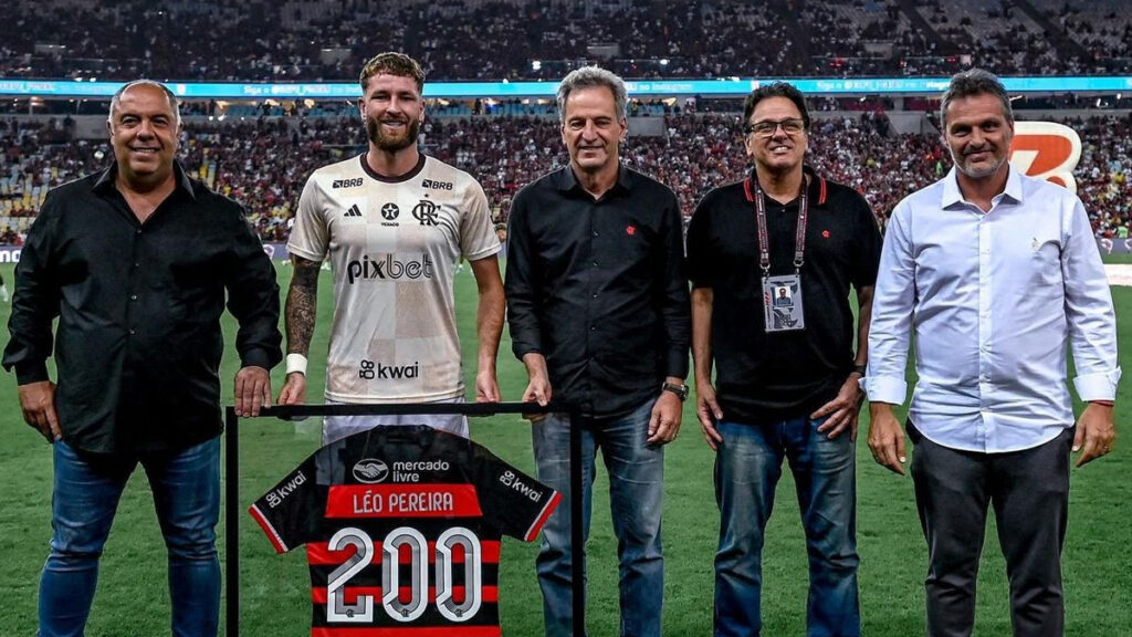 Léo Pereira é homenageado após completar 200 jogos pelo Flamengo