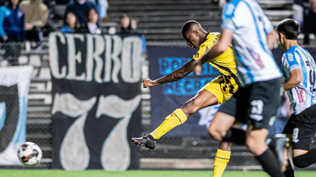 Joga contra o Flamengo? Ex-Botafogo faz 2 gols pelo Peñarol e vive expectativa para jogo da Libertadores