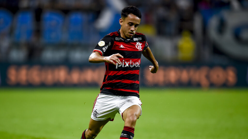 Matheus Gonçalves em ação pelo Flamengo