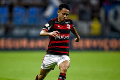 Matheus Gonçalves em ação pelo Flamengo