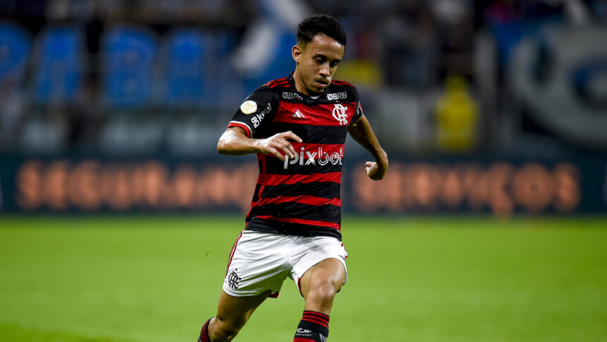 Matheus Gonçalves em ação pelo Flamengo