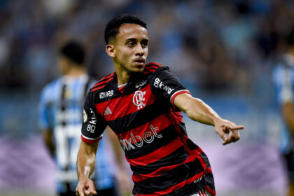 Matheus Gonçalves comemora primeiro gol do Flamengo contra o Grêmio